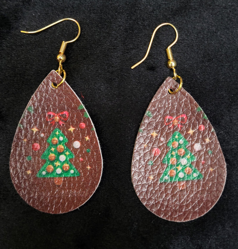 LIGHTWEIGHT CHRISTMAS TREE LEATHER EARRINGS - Lil Monkey Boutique